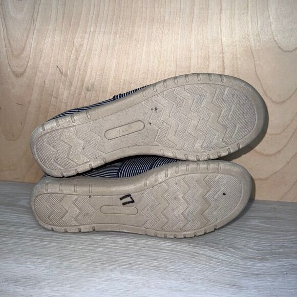 YUU Bevel Blue/White Stripe Elastic Slip-on NWOT Women's 5.5 - Picture 7 of 10